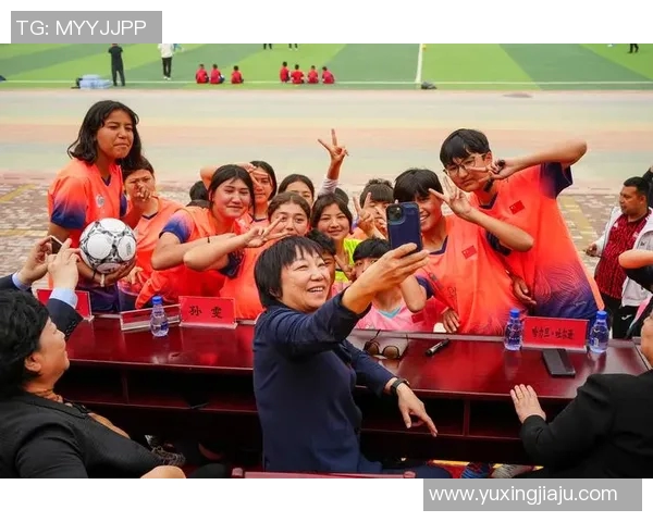 足球偶像的崛起与影响力探索：从绿茵场到全球舞台的传奇之路